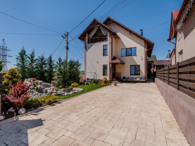 Casă în 3 nivele de vânzare în Băcioi 