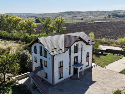 Casă spațioasă de 450 mp, ideală pentru pensiune sau afacere, lângă ZOO Bardar!