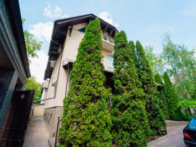 Casă + 6 ari teren, Buiucani, str. Alba Iulia – Prima linie!