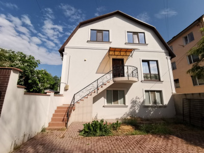 Vanzare duplex în 2 nivele, 3 camere + living, Durlești.