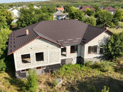 Casă spațioasă în Budești – 330 mp, posibilitate de divizare în 2 duplexuri!