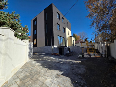 Casă de vânzare în stil hi-tech, 3 nivele, Codru, str. Plaiului.