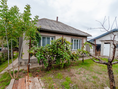 Casă de vânzare în Suruceni, teren 8 ari, lângă Primarie.