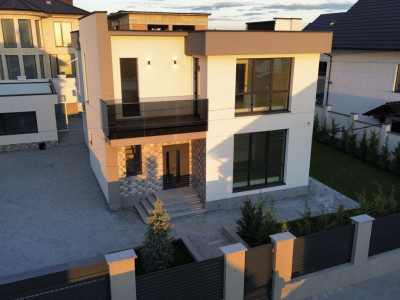 Дом в стиле Hi-Tech с ремонтом в Пояна Домняскэ!