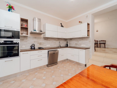 Casa individuală în Ialoveni, 2 nivele, 250 mp + 6 ari.