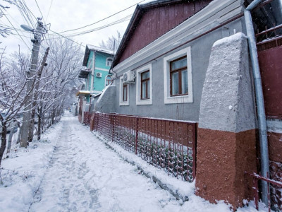 Casă în centru cu trei ferestre la stradă