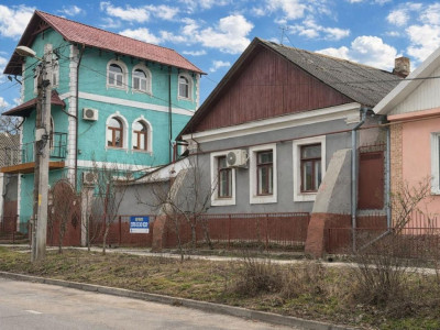 Дом в центре с тремя окнами на улицу Колумна