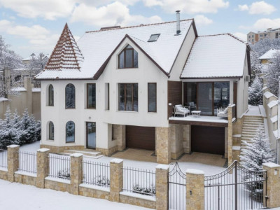 Продается трехэтажный дом, Телецентр, улица Миорица.