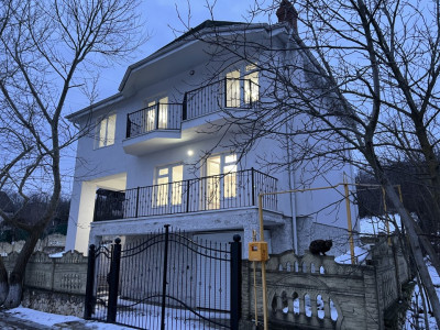Vilă spre vânzare în Vadul lui Vodă – 167 mp, teren 8 ari