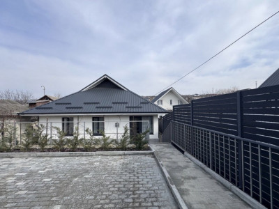 Vanzare casă cu reparație euro în Durlești, 90 mp + 5 ari
