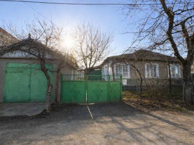 Spre vânzare jumătate de casă în Chișinău, sectorul Ciocana, str. Floreni.
