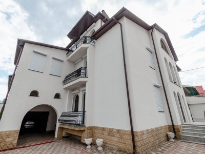 Casa superba linga Poiana Pinului
