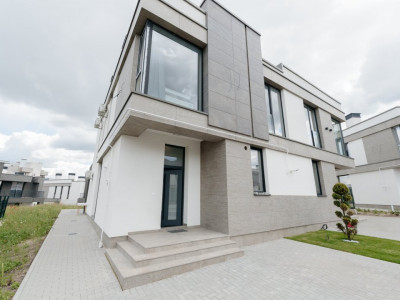 Duplex modern cu reparație în Satul German – 142 m², teren 4,5 ari