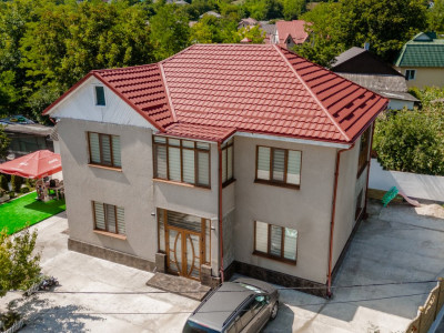 Casă de vânzare în Ialoveni, 2 nivele, cu reparație, teren 14 ari. 