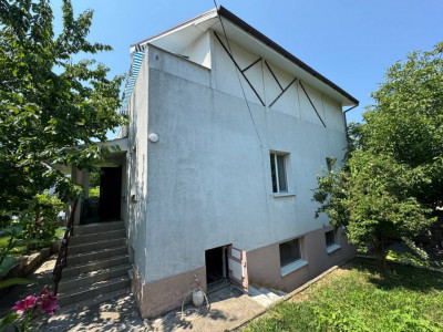 Casă spațioasă cu 2 niveluri, demisol și teren de 6 ari