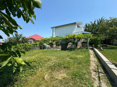 Casă spațioasă cu 2 niveluri, demisol și teren de 6 ari