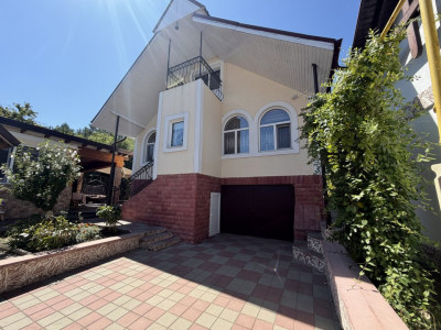 Vila Truseni,Intovarasia Pomicolă Apicultorul