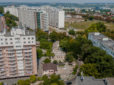 2 Case str. Vasile Lupu ,Buiucani, + 6,70 ari Teren pt Constructie.