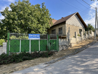 Casă de vânzare în s. Văsieni, r. Ialoveni – 104 mp + 9 ari