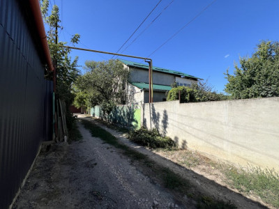 Casă cu teren de 4 ari + 16 ari în folosință, în spate la Nanu Market!