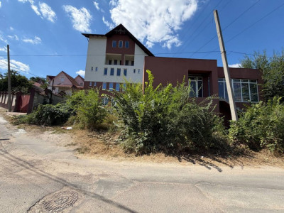 Casă modernă de vânzare | 734 m² + teren de 7 ari