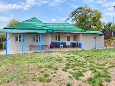 Casă de vânzare cu teren generos în orașul Ceadîr-Lunga
