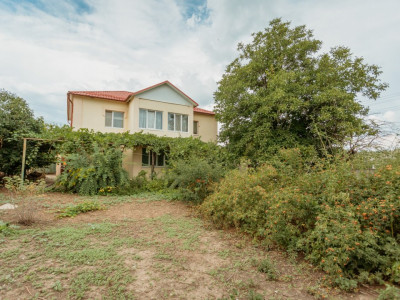Casă cu 2 niveluri în Ialoveni, 150 mp+9 ari.