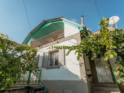 Vilă cu 2 niveluri pe malul lacului Dănceni, 95 mp+6 ari.