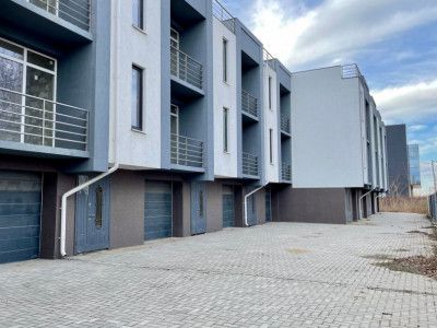 Townhouse cu 3 nivele + terasă, 2 ari, 180 mp! Poiana Domnească!