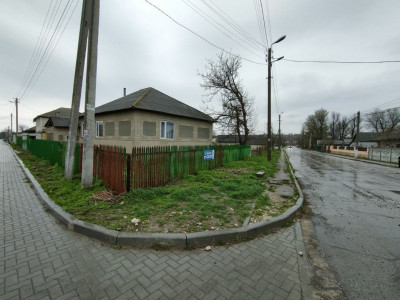 Продается дом в центре села Цынцэрень, 136 кв.м + 7 соток.