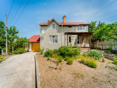 Продается дом с 3 спальнями в г. Яловень, земельный участок 9,5 соток, 140 кв.м.