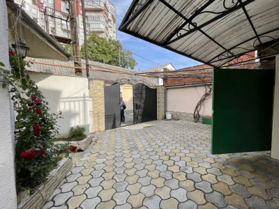 Casă în centrul orașului, str. Lev Tolstoi! Beci, garaj, încălzire autonomă!