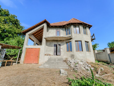 Vânzare casă spațioasă în centrul satului Cojusna! 360 mp+16 ari! 