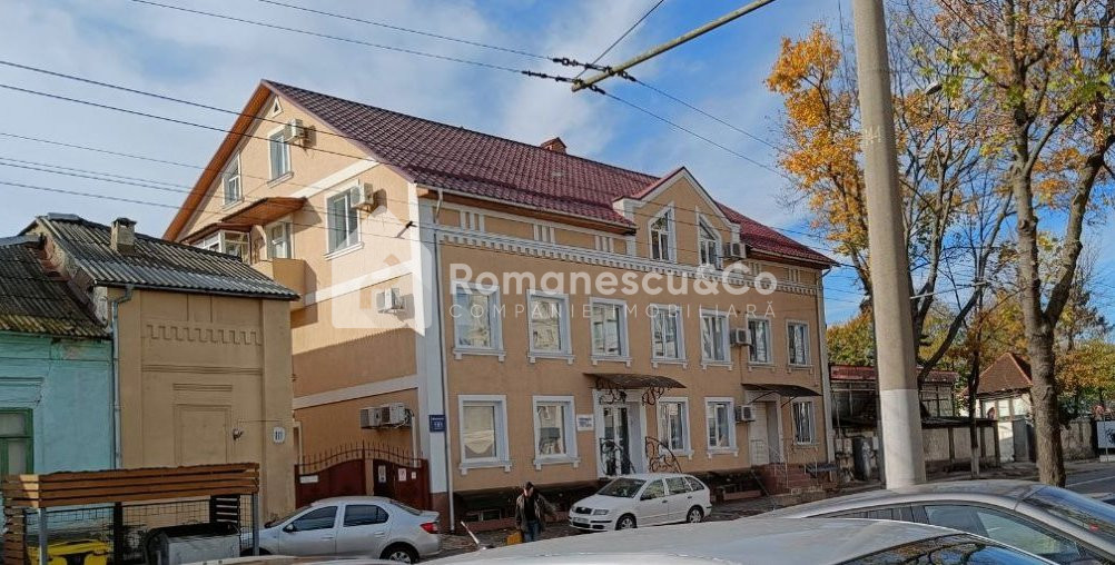Spre vânzare casa cu 3 nivele în Centru, str. București, prima linie! 1